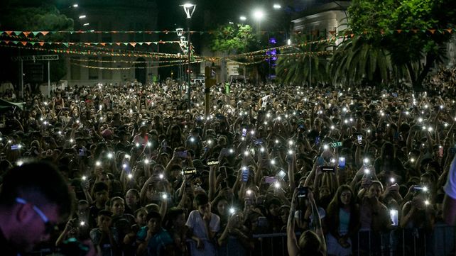 Viví 25 de Mayo volvió a encender el corazón de Paraná con una noche multitudinaria