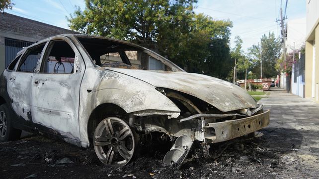 Uno de los utilitarios quemados este sábado a la madrugada en distintos ataques incendiarios. Fue en Italia al 3800.