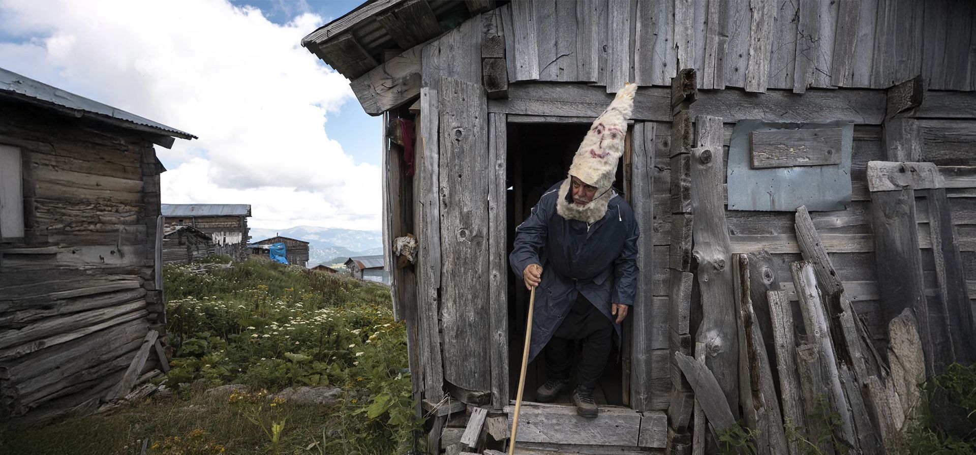 Un aldeano se prepara para participar en la danza Berobana, una tradición de 150 años que simboliza la unidad y la solidaridad, Artvin, Turquía. Fotografía: Dilara Irem Sancar/Anadolu/Getty Un aldeano se prepara para participar en la danza Berobana, una tradición de 150 años que simboliza la unidad y la solidaridad, Artvin, Turquía. Fotografía: Dilara Irem Sancar/Anadolu/Getty