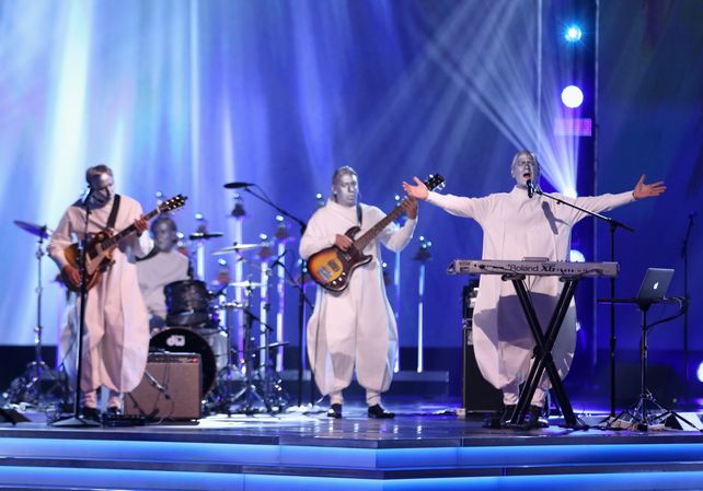 Sig Ragga interpretando Antonia durante la entrega de los Grammy Latinos.