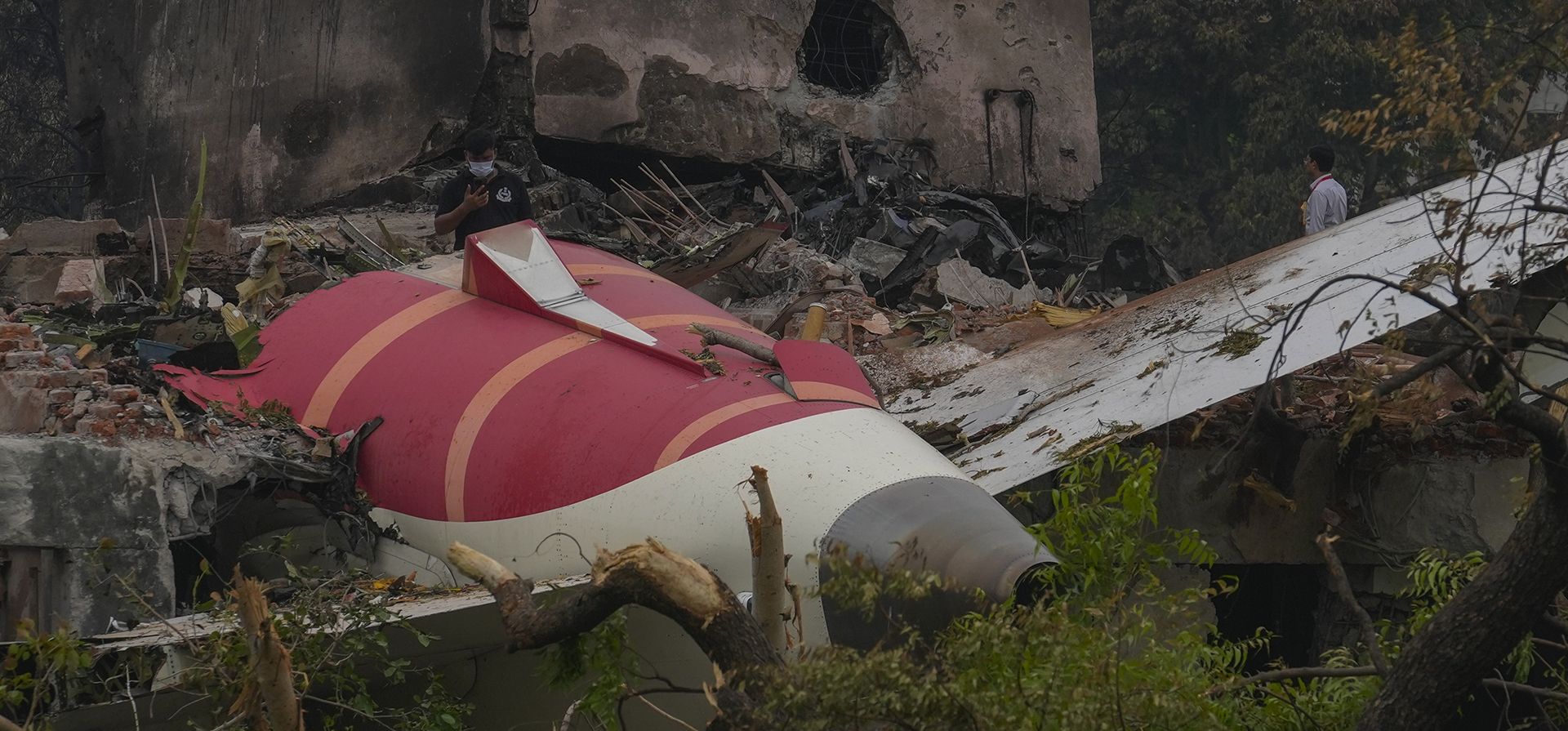 Partes de un avión de Air India que se estrelló el jueves se ven en la azotea de un edificio en Ahmedabad, India, el viernes 13 de junio de 2025. (Foto AP/Rafiq Maqbool) Partes de un avión de Air India que se estrelló el jueves se ven en la azotea de un edificio en Ahmedabad, India, el viernes 13 de junio de 2025. (Foto AP/Rafiq Maqbool)