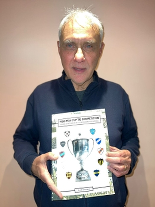 El historiador Osvaldo Gorgazzi con su libro “Cup Tie Competition 1900-1924