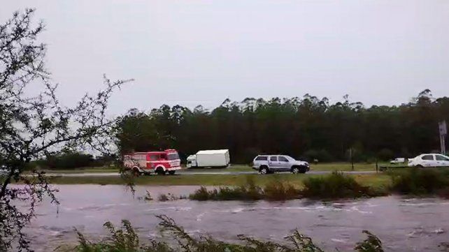Buscan a una familia tras el desborde de un arroyo en Colonia Elía a raíz del fuerte temporal.
