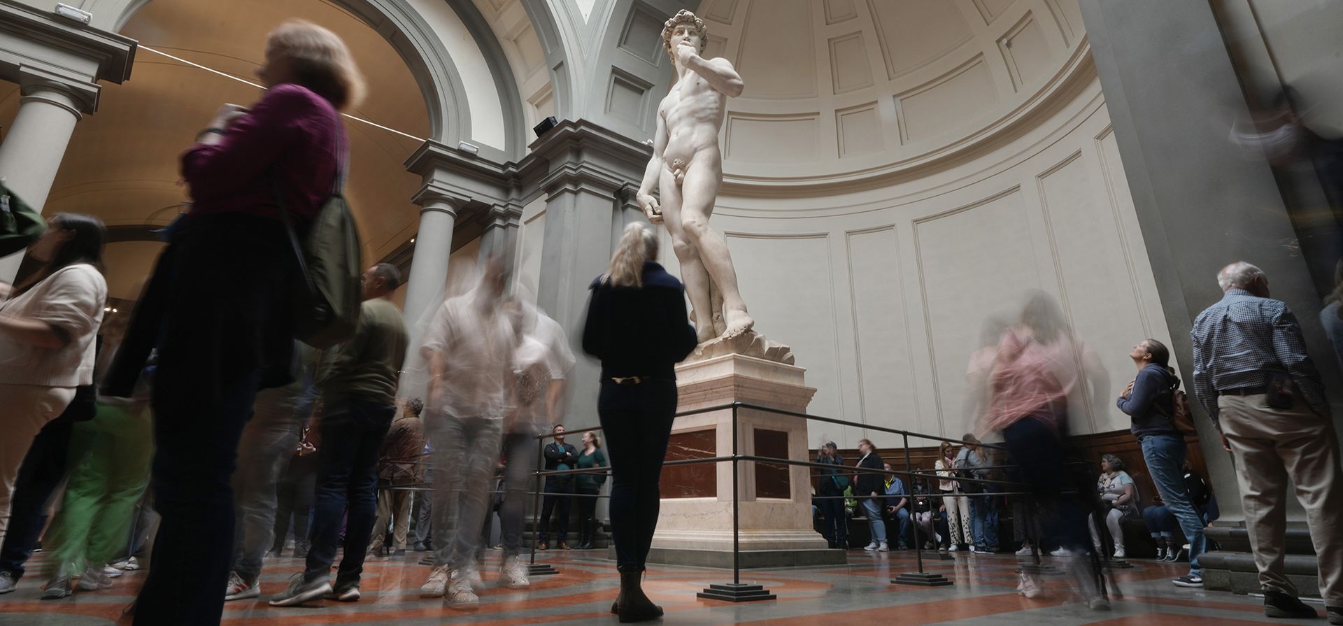 Turistas toman fotos frente a la