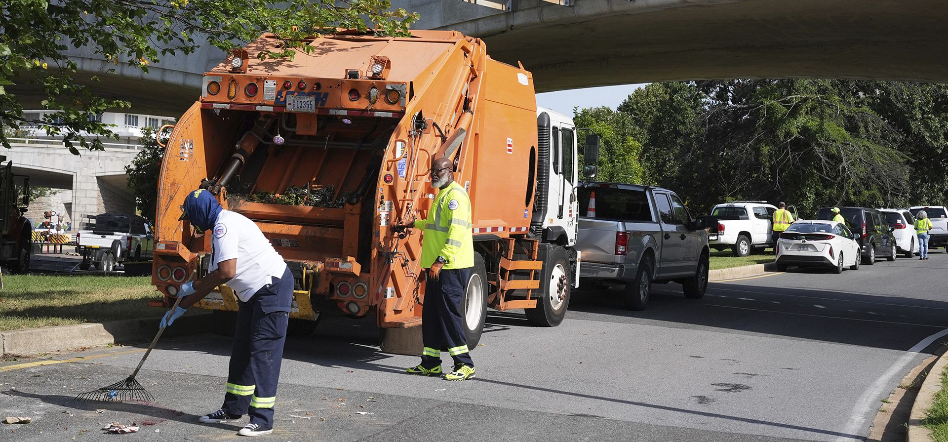 Las pertenencias de personas sin hogar de un campamento de tiendas de campaña bajo una autopista son retiradas por personal de limpieza del ayuntamiento, el jueves 14 de agosto de 2025, Washington. (Foto AP/Jacquelyn Martin) Las pertenencias de personas sin hogar de un campamento de tiendas de campaña bajo una autopista son retiradas por personal de limpieza del ayuntamiento, el jueves 14 de agosto de 2025, Washington. (Foto AP/Jacquelyn Martin)