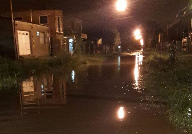 En Ayacucho y 12 de Infantería el agua complica el tránsito