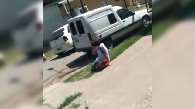 Video: le gatillaron dos veces en la cabeza a una maestra para robarle el auto en la escuela