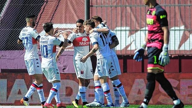 Tigre derrotó sobre el final a Lanús que va en caída libre.