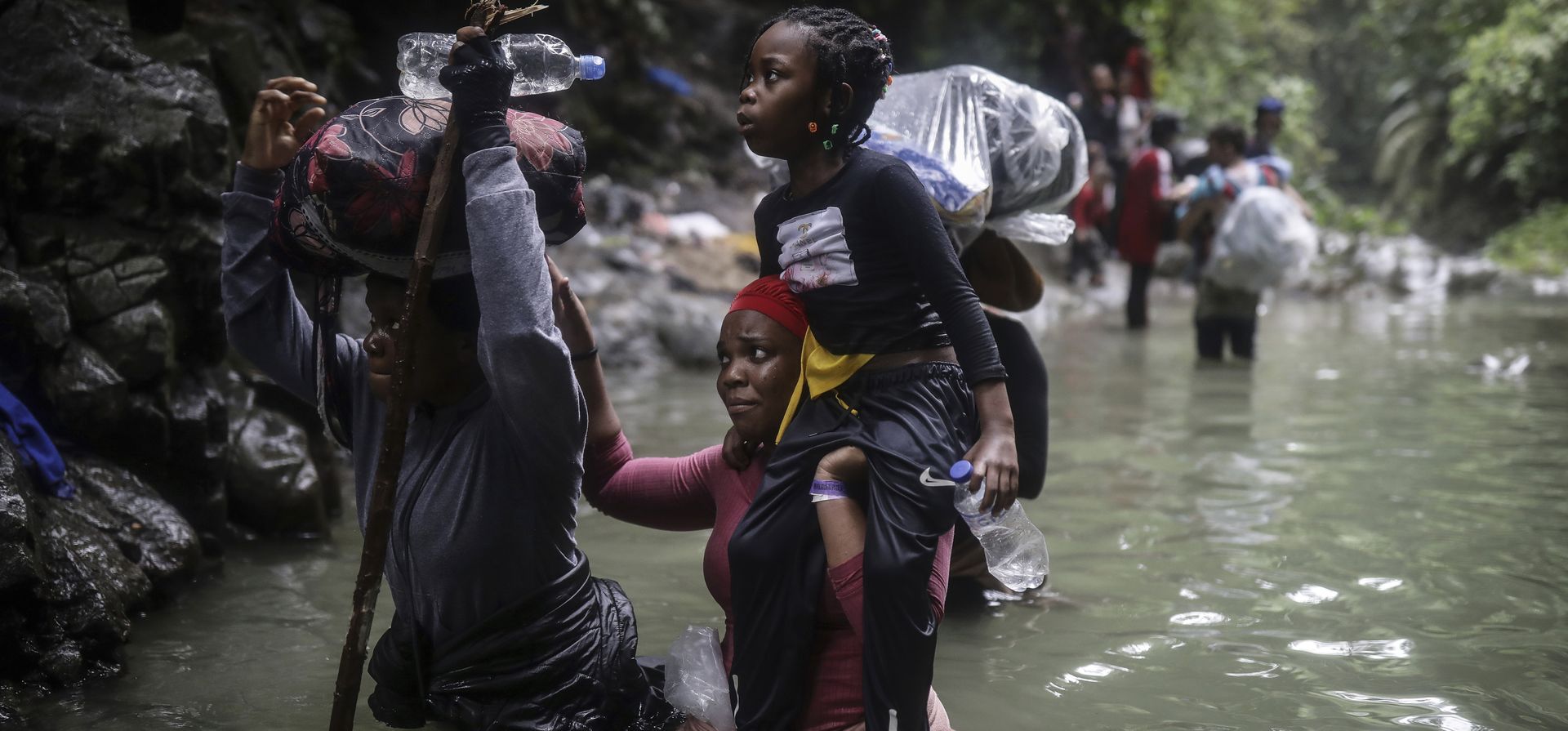 Migrantes haitianos caminan por el agua mientras cruzan el Tapón del Darién de Colombia a Panamá con la esperanza de llegar a EE. UU. el martes 9 de mayo de 2023. Las restricciones de asilo de EE. UU. relacionadas con la pandemia, conocidas como Título 42, expirarán el jueves 11 de mayo. ( Foto AP/Iván Valencia)