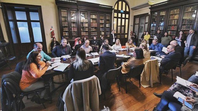 Las comisiones de Asuntos Constitucionales y de Legislación General de la Cámara de Diputados de Entre Ríos se reunieron este martes para continuar con el tratamiento del proyecto de ley que establece el Régimen Legal de Transparencia y Ética de la Función Pública