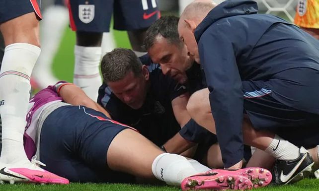 Jordan Henderson se lesionó tras saltar un cartel y debió ser trasladado al hospital.
