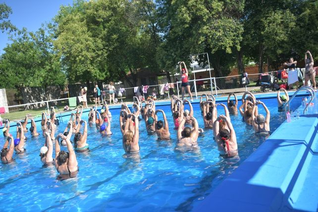 Las piletas de los polideportivos municipales se vuelven puntos de referencia en el verano rosarino.