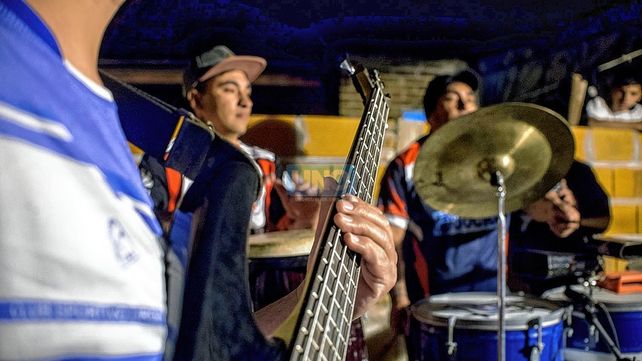 Grupo Inesperados es una banda de Paraná que anhela llegar lejos en la movida tropical. Hoy pasaron por Luz