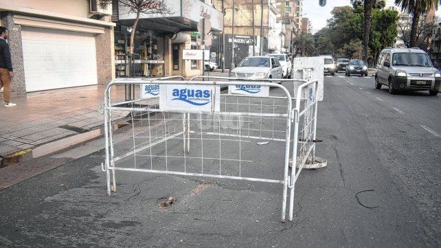 Hundimiento en Bulevar Gálvez frente a la Estación Belgrano. Hundimiento en Bulevar Gálvez frente a la Estación Belgrano.