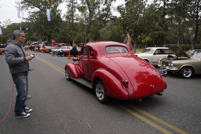 Muestra de autos antiguos y de colección en boulevard Oroño del Parque Independencia. 