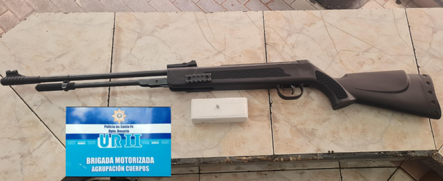 El rifle de aire comprimido incautado al vecino de España al 100 que le disparaba a los de Salta al 1600.