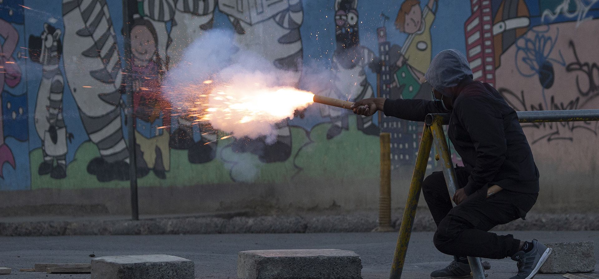 Un cocalero lanza una bomba con un mortero a la policía durante la tercera semana de enfrentamientos cerca de un mercado de hoja de coca en La Paz, Bolivia, el lunes 15 de agosto de 2022. Los cocaleros exigen que el gobierno prohíba un mercado paralelo de coca que, según dicen, funciona por sindicatos cercanos al gobierno.