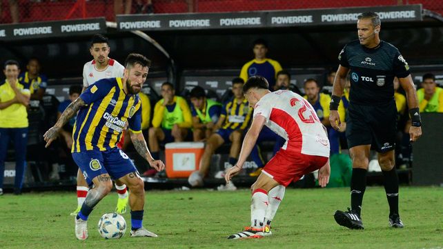 Jonatan Gómez intenta en ante Huracán, en un partido en el que a Central le costó llegar con claridad al arco rival.