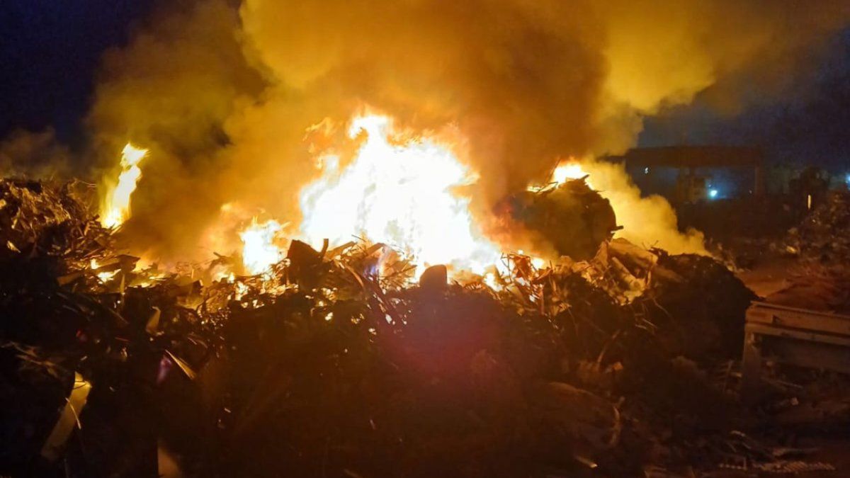 Alerta a la madrugada: un gran incendio afectó una chatarrería de la zona sudoeste