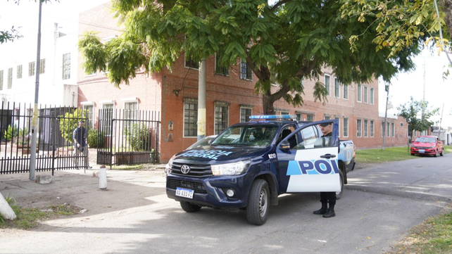 Personal de Policía Federal custodia la escuela donde apareció una réplica de granada y una nota amezante