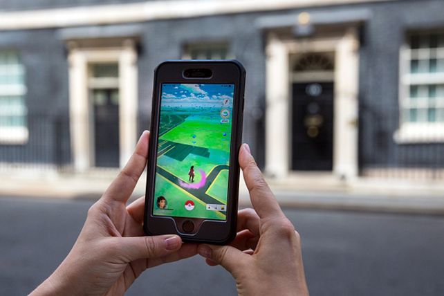 El popular Pokémon Go se cobró una desprevenida víctima en Grand Bourg.