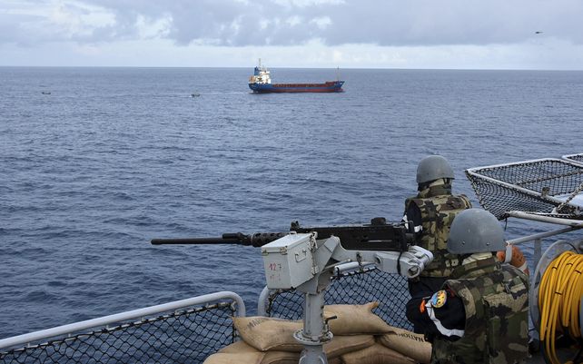 Soldados de la Armada francesa patrullan frente a Guinea a bordo del portahelicópteros Dixmude. La Armada francesa incautó seis toneladas de cocaína por valor de mil millones de euros de un carguero que viajaba desde Sudamérica hacia la costa oeste de África.