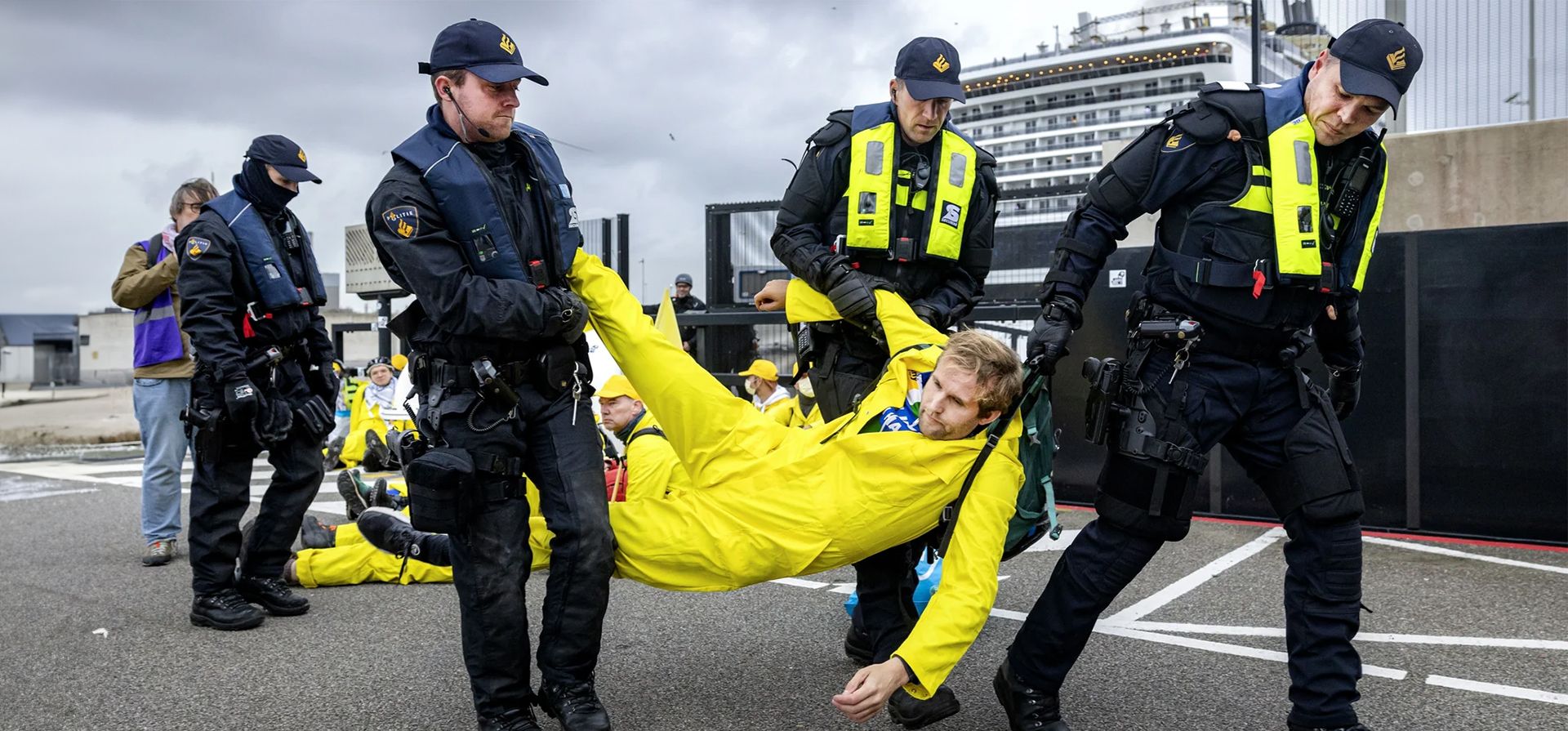 Activistas de Extinction Rebellion son desalojados por la policía durante una protesta en las esclusas de IJmuiden mientras el crucero MSC Virtuosa llega en ruta a Ámsterdam, IJmuiden, Países Bajos. Fotografía: Hollandse Hoogte/Rex/Shutterstock Activistas de Extinction Rebellion son desalojados por la policía durante una protesta en las esclusas de IJmuiden mientras el crucero MSC Virtuosa llega en ruta a Ámsterdam, IJmuiden, Países Bajos. Fotografía: Hollandse Hoogte/Rex/Shutterstock