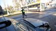 Problemático. El tren urbano chocó un Renault 12. Aún no probó su eficacia como subsistema de transporte público.