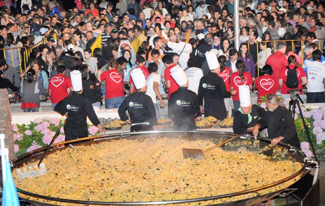 La tradicional paella estuvo compuesta por unos 1.800 kilos entre os distintos productos que la componen. (Fotos: gentileza Willy Donzelli)