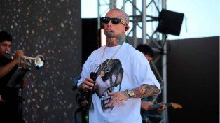 Emanuel Noir echó personas alrededor del escenario en la Fiesta Nacional del Lago