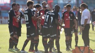 Hidrataci&oacute;n. Los jugadores sufrieron el calor ante Arsenal en enero.
