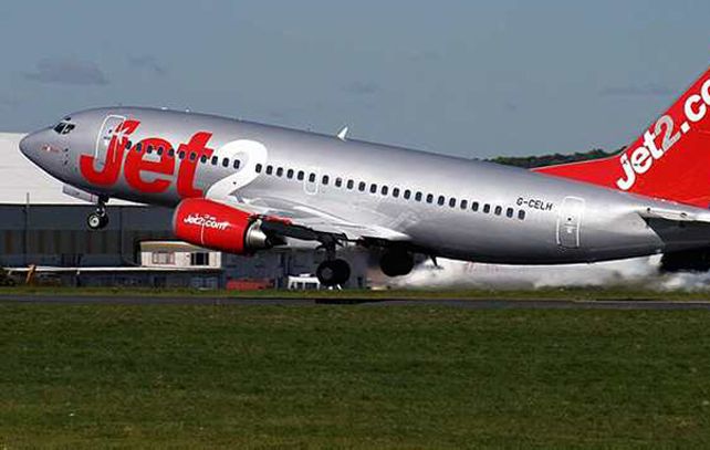 El avión de la compañía inglesa Jet2.com en el que viajó el chico a Roma y en el que permaneció hasta su regreso a Manchester. Su madre lo había denunciado como desaparecido horas antes.