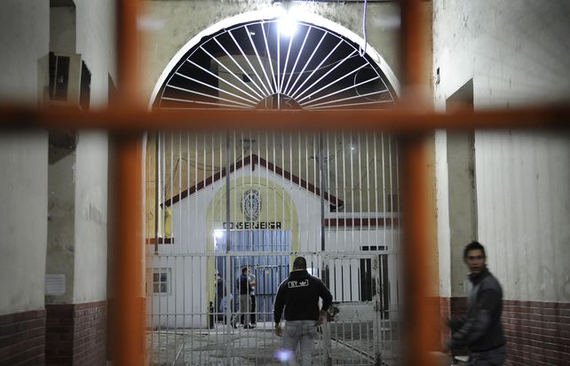 Recluso condenado por asesinato escapa de la cárcel porque no le gustaba y se entrega en otra