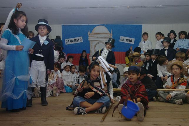 En vísperas del 25 de Mayo, las escuelas se llenaron de damas, caballeros y vendedores