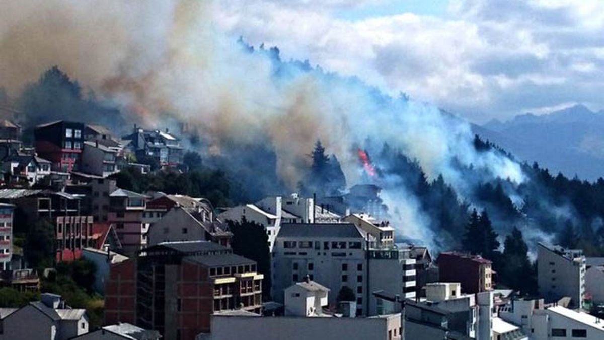 Cientos de evacuados por el incendio forestal en Bariloche