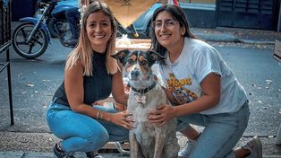 Victoria Geist junto a Teo, uno de los perros rescatados, y Sofía Acosta.&nbsp;