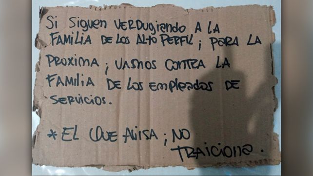 El cartel que pasaron por debajo de la puerta de las oficinas del Servicio Penitenciario Provincial.&nbsp;
