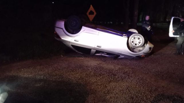 El Chevrolet Prisma terminó volcando en Irigoyen y El Rosedal