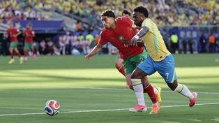 Dos potencias, mano a mano. Hakimi y Vinicius, autor de un golazo. Brasil y Marruecos mostraron potencial.