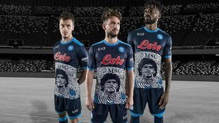 La camiseta de Napoli con la cara de Diego Maradona, el máximo ídolo de la entidad italiana.