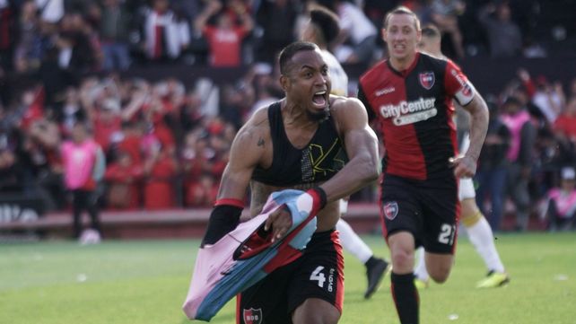 ¿Se saca la camiseta? Willer Ditta es uno de los buenos valores de Newells y seguiría su carrera en Cruz Azul de México.