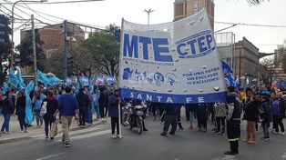 Movimientos sociales marchan al Ministerio de la Producción y está cortado Bulevar y Urquiza
