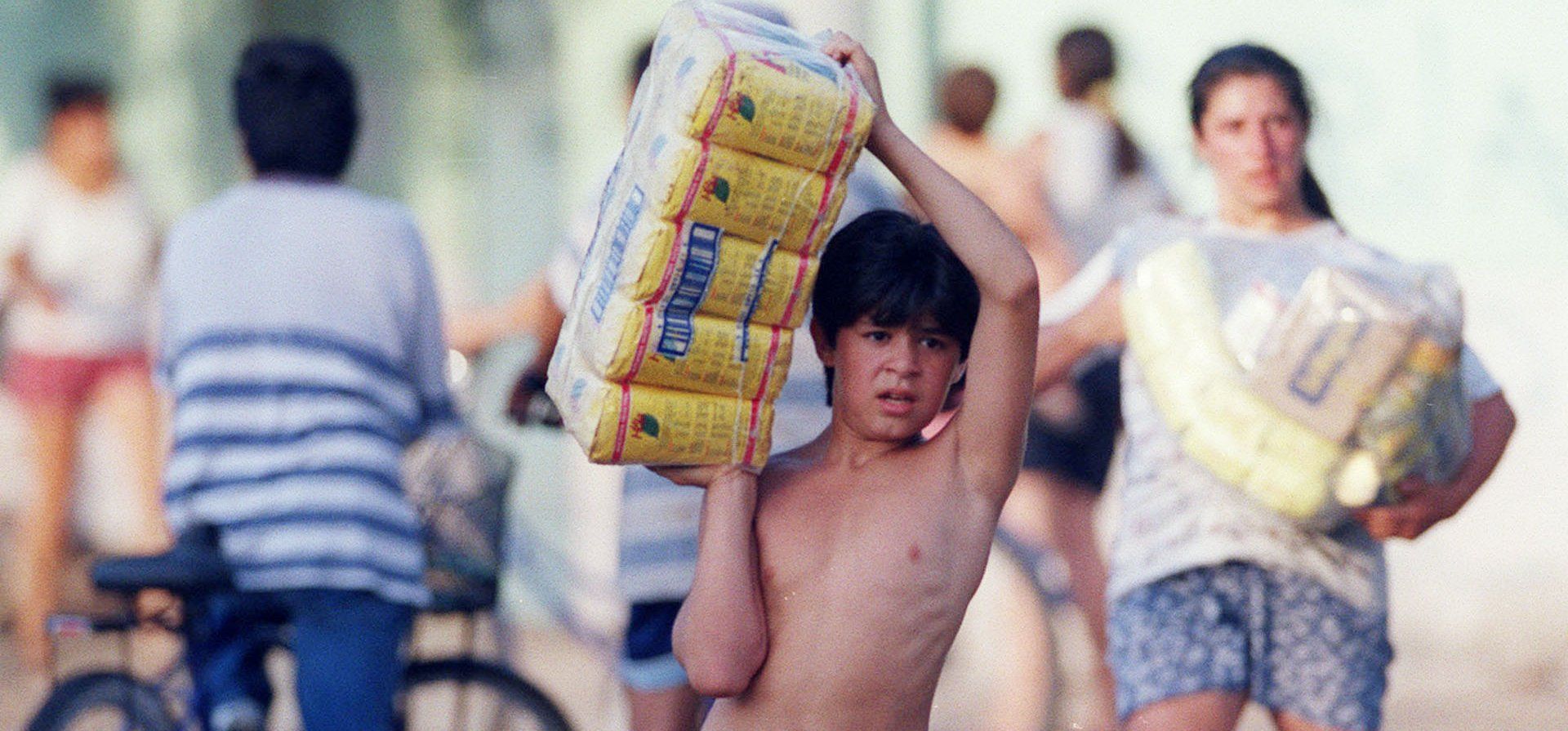 19/12/2001. Saqueos en un comercio de calle Pasco y Gutenberg.