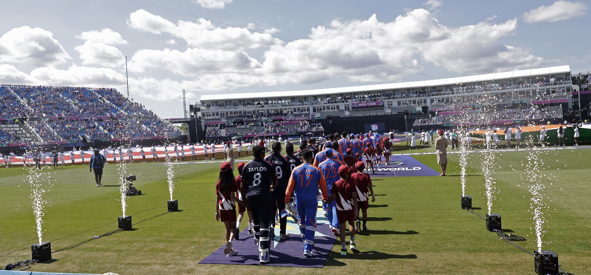 Los jugadores de ambos equipos entran al campo antes del inicio del partido de cricket de la Copa Mundial Masculina T20 de la ICC entre Estados Unidos e India en el Estadio Internacional de Cricket del Condado de Nassau en Westbury, Nueva York, el miércoles 12 de junio de 2024. (Foto AP/Adam Hambre) Los jugadores de ambos equipos entran al campo antes del inicio del partido de cricket de la Copa Mundial Masculina T20 de la ICC entre Estados Unidos e India en el Estadio Internacional de Cricket del Condado de Nassau en Westbury, Nueva York, el miércoles 12 de junio de 2024. (Foto AP/Adam Hambre)