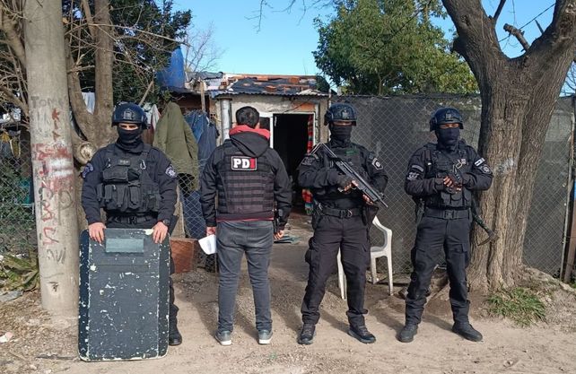 Efectivos desplegados en uno de los allanamientos en Roldán.