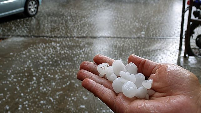 Granizo en Funes. Investigan el origen de los componentes hallados en el hielo.