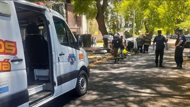 Paraná: Violento vuelco en la zona Parque Urquiza.&nbsp;Foto: Bomberos Voluntarios de Paraná.