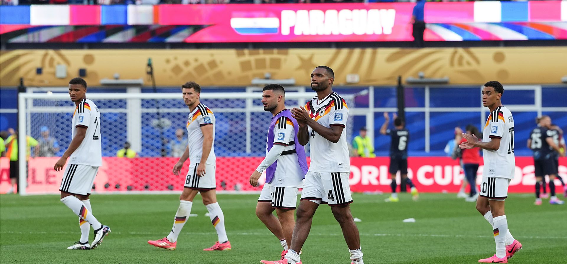 El zaguero alemán Jonathan Tah (4) saluda a los aficionados tras la derrota por penales contra Paraguay, el lunes 29 de junio de 2026, en Foxborough, Massachusetts. (AP Foto/Martin Meissner) El zaguero alemán Jonathan Tah (4) saluda a los aficionados tras la derrota por penales contra Paraguay, el lunes 29 de junio de 2026, en Foxborough, Massachusetts. (AP Foto/Martin Meissner)