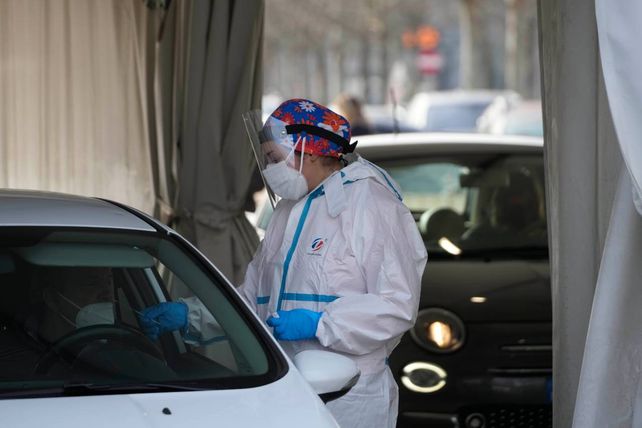 Testeos sin bajar del auto en un puesto sanitario en Roma.