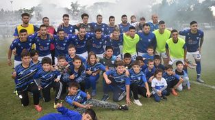 Grandes y chicos. Todos con los colores azul y blanco que representan a este Sportivo Rivadavia que busca la alegría máxima de gritar campeón.